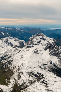 Vorarlberg Bölgesi, Avusturya, 29 Eylül 2024 Küçük bir uçakla uçarken Avusturya ve Almanya sınırındaki beyaz dağlarla muhteşem bir manzara.