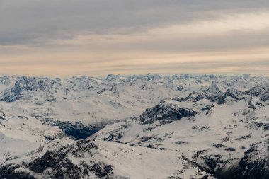 Vorarlberg Bölgesi, Avusturya, 29 Eylül 2024 Küçük bir uçakla uçarken Avusturya ve Almanya sınırındaki beyaz dağlarla muhteşem bir manzara.
