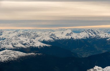 Vorarlberg Bölgesi, Avusturya, 29 Eylül 2024 Küçük bir uçakla uçarken Avusturya ve Almanya sınırındaki beyaz dağlarla muhteşem bir manzara.