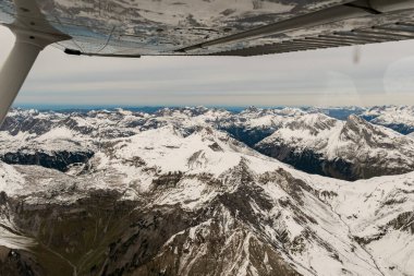 Vorarlberg Bölgesi, Avusturya, 29 Eylül 2024 Küçük bir uçakla uçarken Avusturya ve Almanya sınırındaki beyaz dağlarla muhteşem bir manzara.