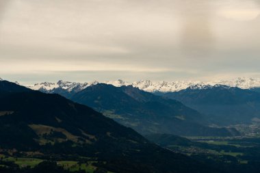 Vorarlberg Bölgesi, Avusturya, 29 Eylül 2024 Küçük bir uçakla uçarken Avusturya ve Almanya sınırındaki beyaz dağlarla muhteşem bir manzara.