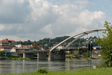 Vilshofen, Bavyera, Almanya, 4 Ağustos 2024 Güneşli bir günde Tuna Nehri boyunca Tuna Nehri 'ni seyredin