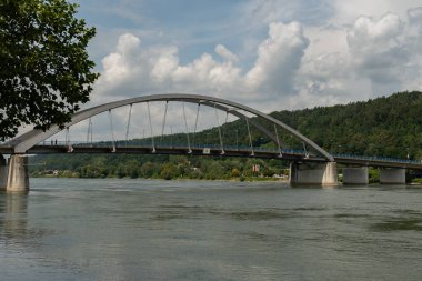 Vilshofen, Bavyera, Almanya, 4 Ağustos 2024 Tuna Nehri üzerinde şehir merkezinde güzel bir köprü