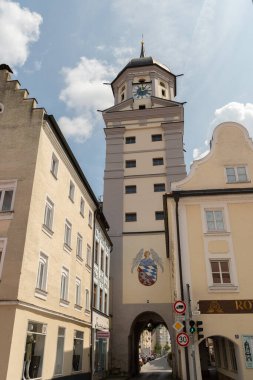 Vilshofen, Bavyera, Almanya, 4 Ağustos 2024 Tarihi kilise ve şehir merkezindeki kule güneşli bir günde