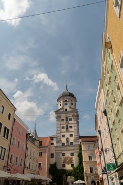 Vilshofen, Bavyera, Almanya, 4 Ağustos 2024 Tarihi kilise ve şehir merkezindeki kule güneşli bir günde