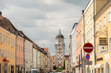 Vilshofen, Bavyera, Almanya, 4 Ağustos 2024 Idyllic manzaralı şehir merkezinde eski binalar