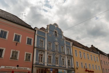 Vilshofen, Bavyera, Almanya, 4 Ağustos 2024 Idyllic manzaralı şehir merkezinde eski binalar