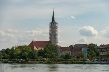 Vilshofen, Bavyera, Almanya, 4 Ağustos 2024 Idyllic view on the city at the Tuna river