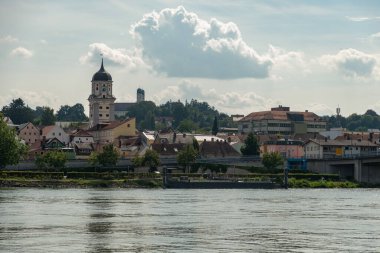 Vilshofen, Bavyera, Almanya, 4 Ağustos 2024 Idyllic view on the city at the Tuna river