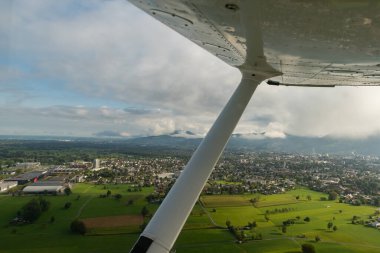 Dornbirn, Avusturya, 15 Eylül 2024 Küçük bir uçakla uçuş sırasında bölgeye bakın