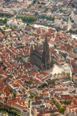 Ulm, Almanya, 15 Eylül 2024 Kubbe ile birlikte küçük bir uçakla şehir merkezini görün.