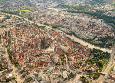 Ulm, Almanya, 15 Eylül 2024 Kubbe ile birlikte küçük bir uçakla şehir merkezini görün.