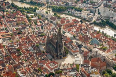 Ulm, Almanya, 15 Eylül 2024 Kubbe ile birlikte küçük bir uçakla şehir merkezini görün.