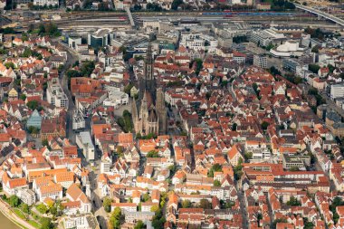 Ulm, Almanya, 15 Eylül 2024 Kubbe ile birlikte küçük bir uçakla şehir merkezini görün.