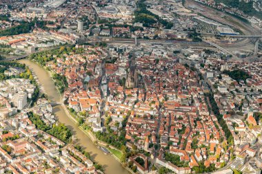 Ulm, Almanya, 15 Eylül 2024 Kubbe ile birlikte küçük bir uçakla şehir merkezini görün.