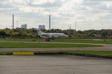 Mannheim, Almanya, 15 Eylül 2024 Bombardıman uçağı 300 iş uçağı kalkış pozisyonuna geçiyor.