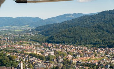 Freiburg, Almanya, 15 Eylül 2024 Küçük bir uçakla uçarken şehir merkezine bakın