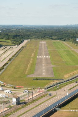 Freiburg, Almanya, 15 Eylül 2024 Küçük bir uçakla yerel havaalanına yaklaş