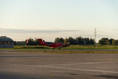 Hohenems, Avusturya, 15 Eylül 2024 Pilatus PC-12 pervane uçağı yerel havaalanından kalkıyor.