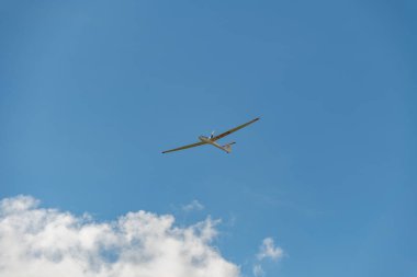 Aalen, Almanya, 29 Eylül 2024 Yerel havaalanı üzerinde mavi gökyüzünde Planör