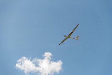 Aalen, Almanya, 29 Eylül 2024 Yerel havaalanı üzerinde mavi gökyüzünde Planör