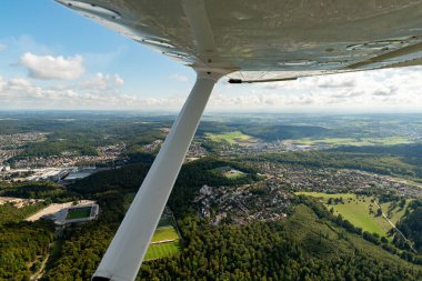 Heidenheim an der Brenz, Almanya, 29 Eylül 2024 Küçük bir uçakla şehir üzerinde görüntüleme
