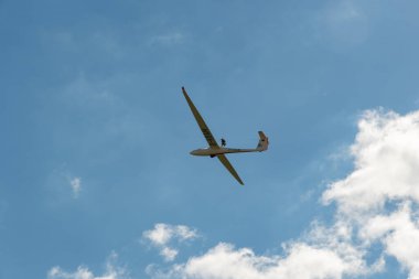 Aalen, Almanya, 29 Eylül 2024 Yerel havaalanı üzerinde mavi gökyüzünde Planör