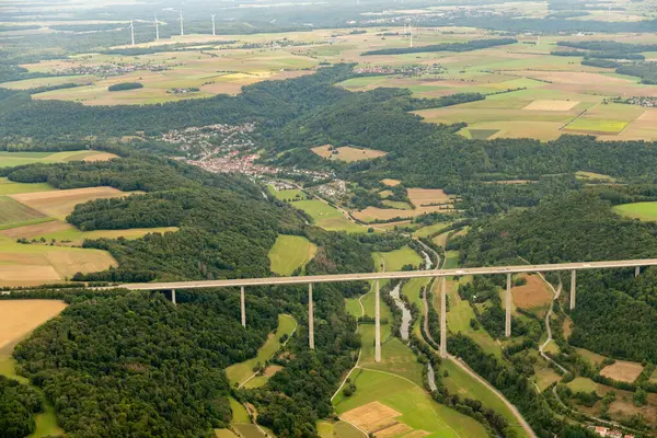 Geislingen, Almanya, 15 Eylül 2024 Küçük bir uçakta görülen etkileyici Kochertal köprüsü