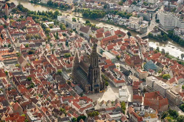 Ulm, Almanya, 15 Eylül 2024 Kubbe ile birlikte küçük bir uçakla şehir merkezini görün.