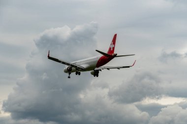 Zürih, İsviçre, 14 Eylül 2024 HB-JVJ Helvetic hava yolları Embraer E195AR uçağı 14 numaralı piste iniyor.