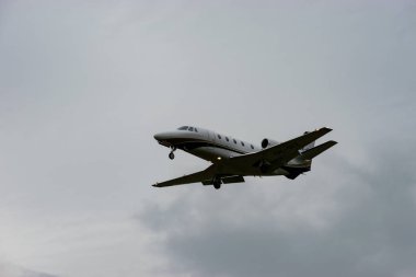 Zürih, İsviçre, 14 Eylül 2024 OK-BIZ Cessna 560XL Citation XLS + iş uçağı 14 numaralı piste iniyor.