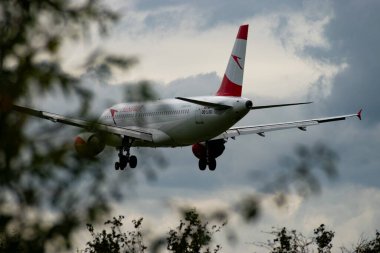 Zürih, İsviçre, 14 Eylül 2024 OE-LXD Avusturya Havayolları Airbus A320-216, pist 14 'e iniyor.