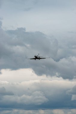 Zürih, İsviçre, 14 Eylül 2024 PH-GWS Dassault Falcon 7X iş uçağı 14 numaralı piste iniyor.