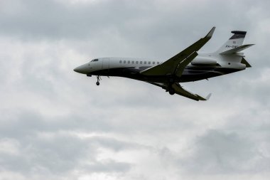 Zürih, İsviçre, 14 Eylül 2024 PH-GWS Dassault Falcon 7X iş uçağı 14 numaralı piste iniyor.