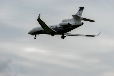 Zürih, İsviçre, 14 Eylül 2024 PH-GWS Dassault Falcon 7X iş uçağı 14 numaralı piste iniyor.