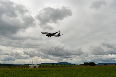 Zürih, İsviçre, 14 Eylül 2024 TF-ICY İzlanda Boeing 737-8 Max uçağı 14 numaralı piste iniyor.