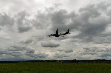 Zürih, İsviçre, 14 Eylül 2024 TF-ICY İzlanda Boeing 737-8 Max uçağı 14 numaralı piste iniyor.