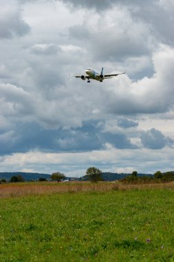 Zürih, İsviçre, 14 Eylül 2024 SU-GFJ Mısır Hava Yolları A320-251N uçağı bulutlu bir günde 14. piste iniyor.