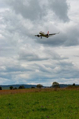 Zürih, İsviçre, 14 Eylül 2024 HB-JDA İsviçre uluslararası havayolları Airbus A320-271N uçakları bulutlu bir günde 14. piste iniyor.