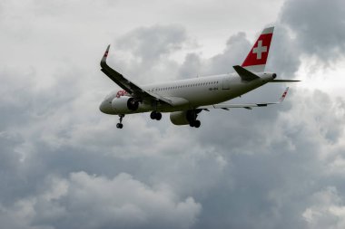 Zürih, İsviçre, 14 Eylül 2024 HB-JDA İsviçre uluslararası havayolları Airbus A320-271N uçakları bulutlu bir günde 14. piste iniyor.