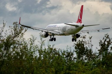 Zürih, İsviçre, 14 Eylül 2024 TC-JTR Türk Hava Yolları Airbus A321-231, bulutlu bir günde pist 14 'e iniyor.