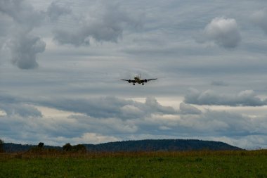 Zürih, İsviçre, 14 Eylül 2024 HB-JNC İsviçreli uluslararası havayolları Boeing 777-3DEER uçağı bulutlu bir günde 14. piste iniyor.