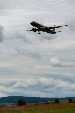 Zürih, İsviçre, 14 Eylül 2024 Ürdün Kraliyet Embraer E195-E2 uçağı bulutlu bir günde pist 14 'e iniyor.