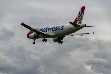 Zürih, İsviçre, 14 Eylül 2024 HB-IHX Edelweiss Airbus A320-214, bulutlu bir günde pist 14 'e iniyor.