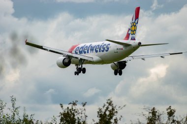 Zürih, İsviçre, 14 Eylül 2024 HB-IHX Edelweiss Airbus A320-214, bulutlu bir günde pist 14 'e iniyor.