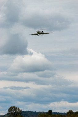 Zürih, İsviçre, 14 Eylül 2024 CS-CHB Bombacı Challenger 350 iş uçağı bulutlu bir günde 14. piste iniyor.