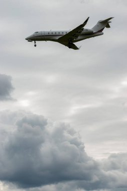 Zürih, İsviçre, 14 Eylül 2024 CS-CHB Bombacı Challenger 350 iş uçağı bulutlu bir günde 14. piste iniyor.