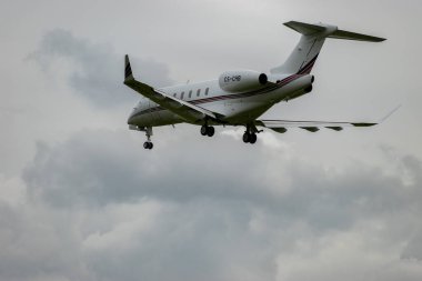 Zürih, İsviçre, 14 Eylül 2024 CS-CHB Bombacı Challenger 350 iş uçağı bulutlu bir günde 14. piste iniyor.