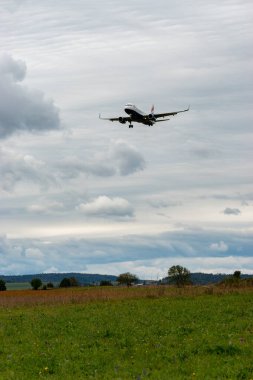 Zürih, İsviçre, 14 Eylül 2024 G-EUYT British Airways Airbus A320-232, bulutlu bir günde pist 14 'e iniyor.