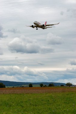 Zürih, İsviçre, 14 Eylül 2024 HB-JBF İsviçre uluslararası havayolları Bombacı CS-100 veya Airbus A220-100 uçakları bulutlu bir günde 14 nolu piste iniyor.